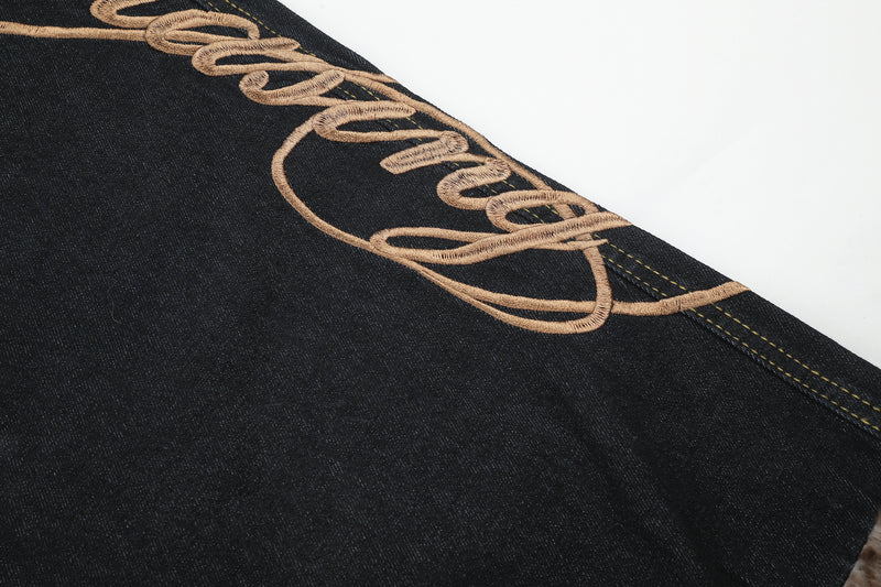 Jean baggy délavé foncé avec bas en fausse fourrure et broderie manuscrite – Coupe ample