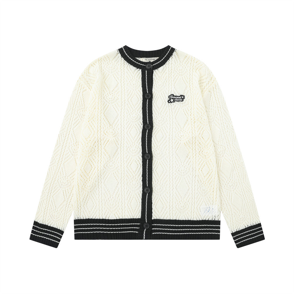 Cardigan pour homme à col rond en maille ajourée à texture losanges, écru, avec bordures contrastantes noires et patte de boutonnage