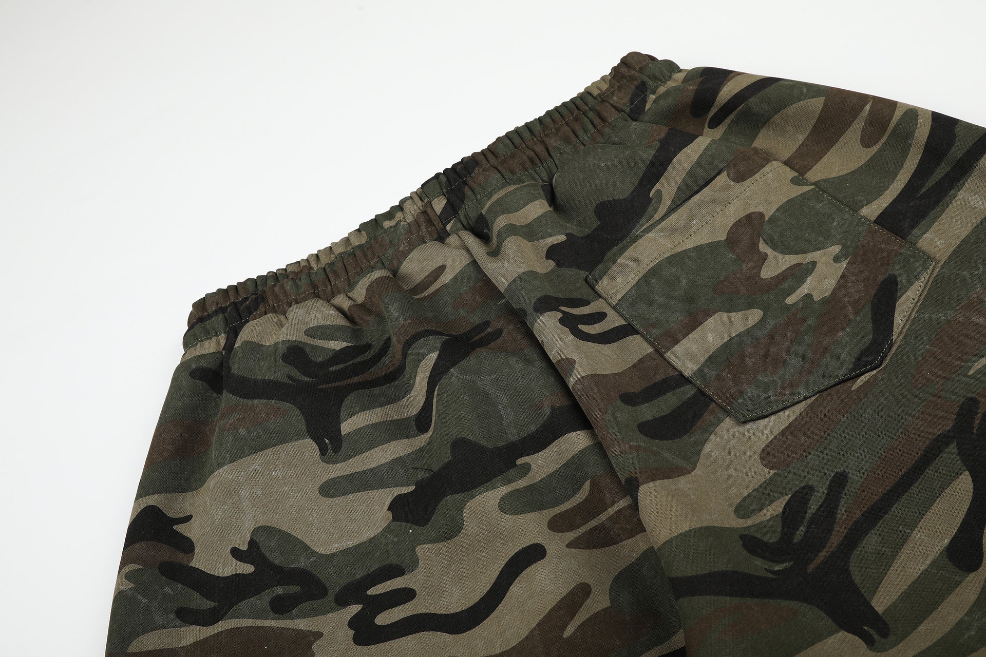 Camo-Wide-Leg-Jogginghose mit Union-Jack-Grafikprint