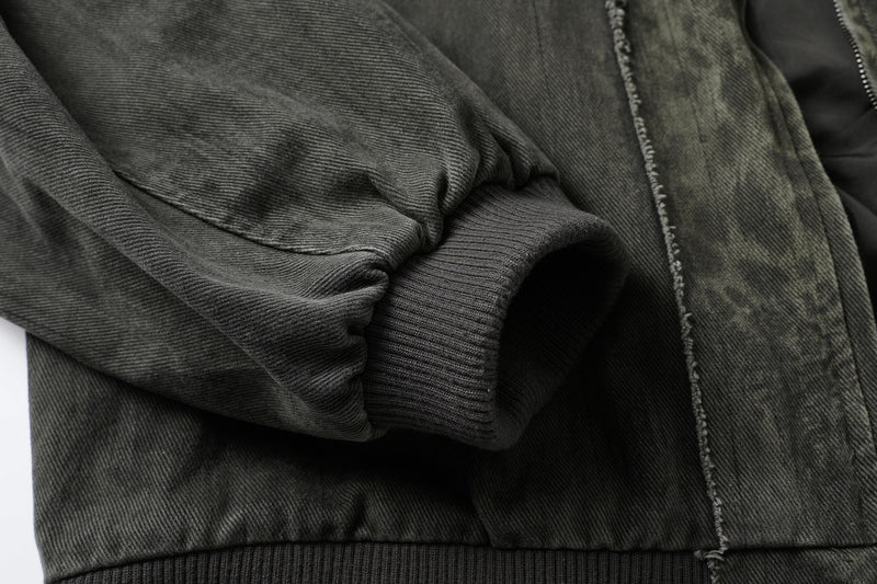 Veste bomber en jean délavé déconstruite à empiècement croisé et coutures effilochées