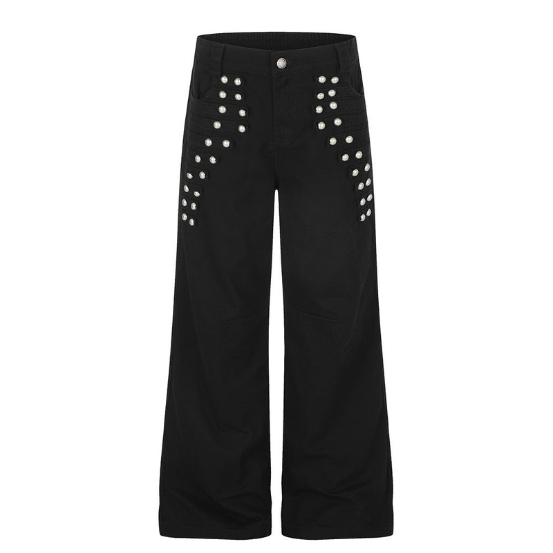 Pantalon homme noir à jambes larges, orné de perles et de clous métalliques argentés sur le devant des cuisses