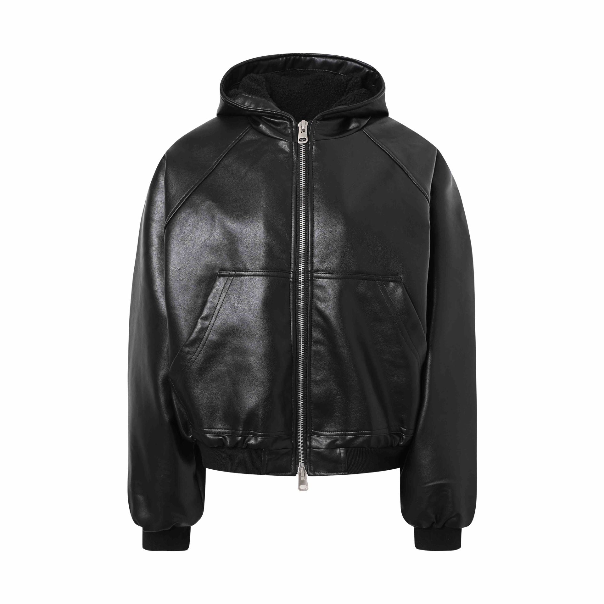Chaqueta bomber negra con capucha, de polipiel y forro de borreguito, cremallera plateada y bolsillos de parche, vista delantera