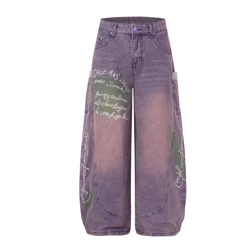 Jean violet à jambes larges et coupe tonneau, effet délavé à l'acide, imprimé graffiti blanc et accents de peinture aérosol verts, vues avant et arrière