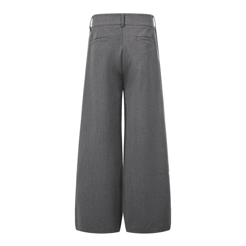 Graue Nadelstreifenhose mit weitem Bein, Bundfalten, doppeltem Bund und Pyramidennieten