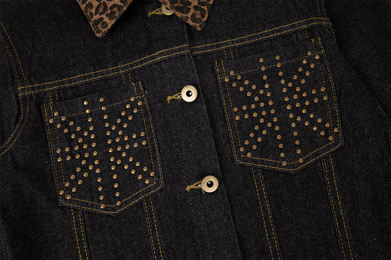 Veste en jean brut avec col léopard et poches à clous dorés