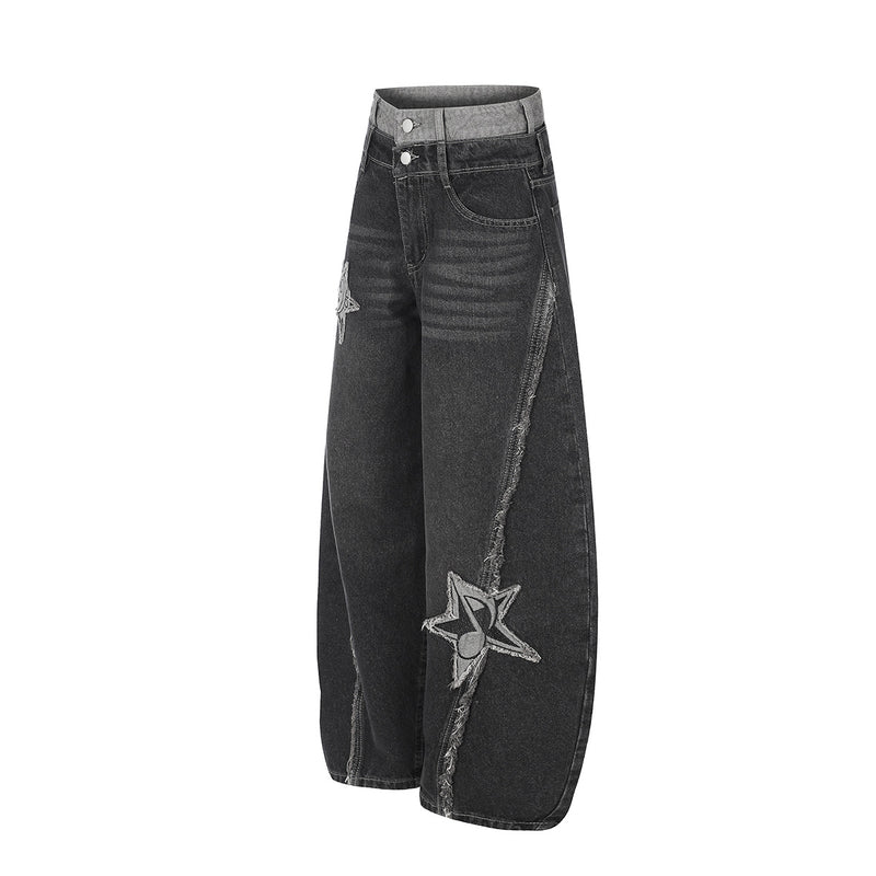 Baggy-Jeans mit weitem Bein, Stern-Patches und offenen Fransennähten