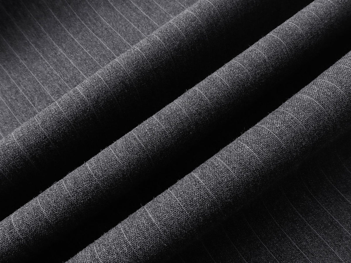 Graue Nadelstreifenhose mit weitem Bein, Bundfalten, doppeltem Bund und Pyramidennieten