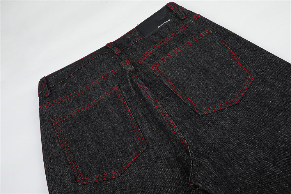 Jean à jambes larges – Denim noir avec surpiqûres rouges contrastantes et broderie script