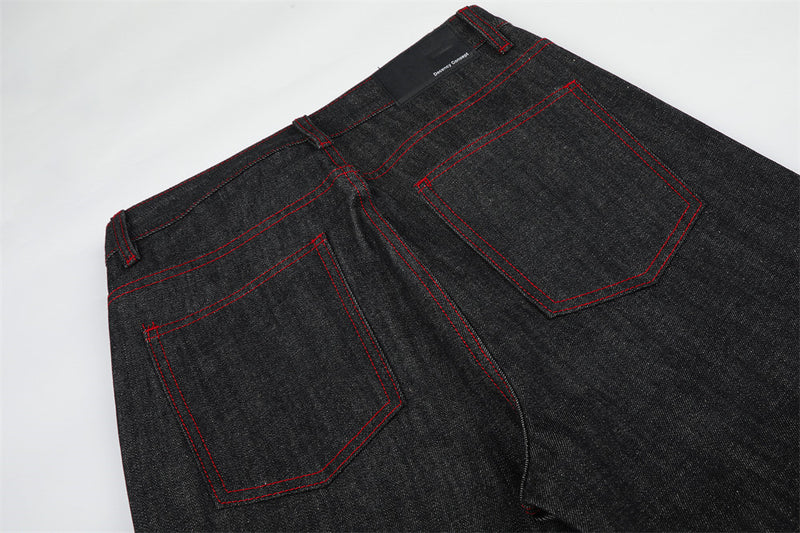 Jean à jambes larges – Denim noir avec surpiqûres rouges contrastantes et broderie script