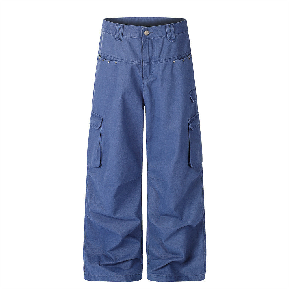 Pantalon cargo homme wide-leg bleu avec ceinture cloutée et multiples poches, coupe droite décontractée