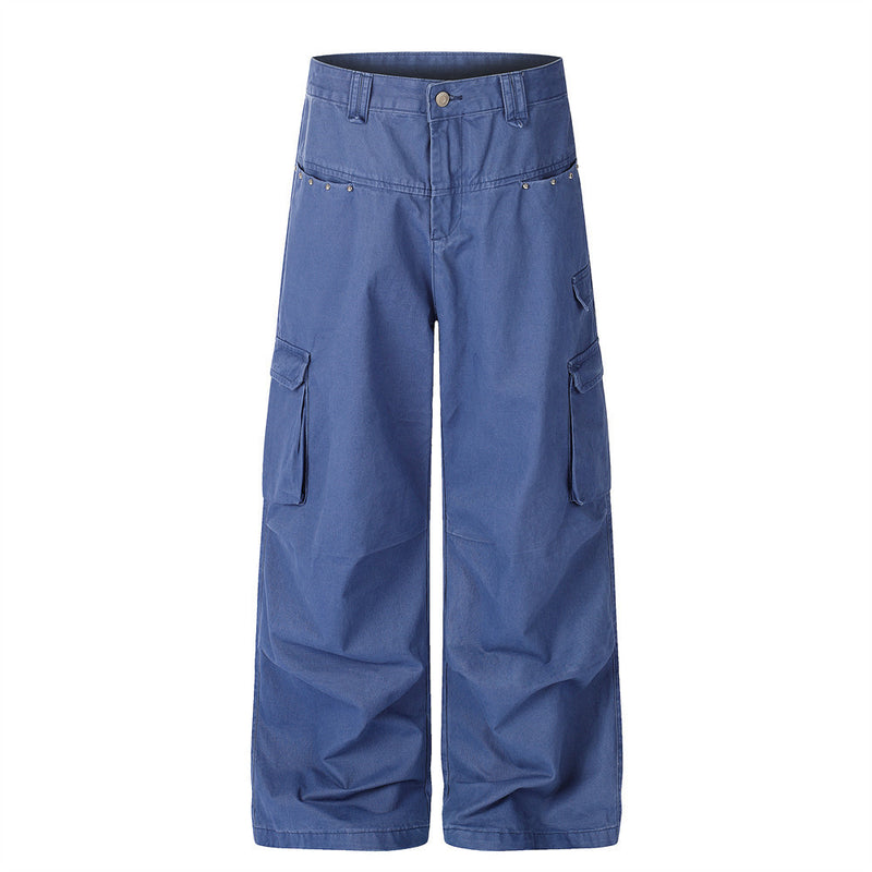 Pantalon cargo homme wide-leg bleu avec ceinture cloutée et multiples poches, coupe droite décontractée