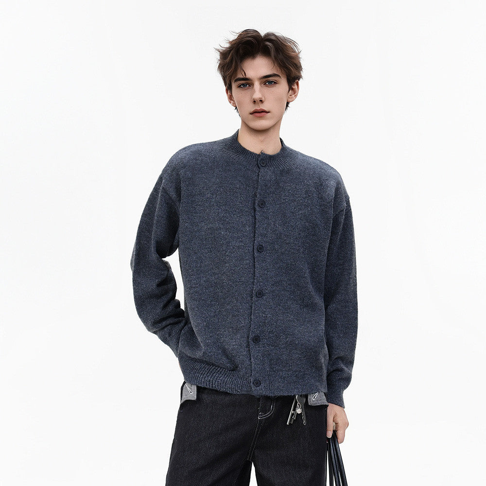 Cardigan-pull oversize pour homme en maille boutonnée, gris chiné, porté ouvert sur un t-shirt blanc avec un jean foncé