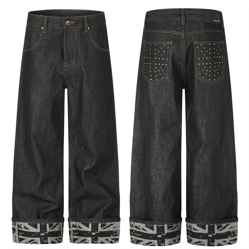 Jean homme noir à jambes larges, avec poches arrière cloutées et ourlets retroussés imprimés drapeau britannique, vue de face et de dos