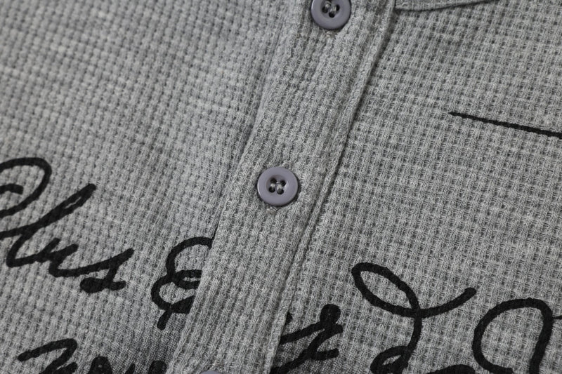 Langarm-Henley-T-Shirt aus Waffelstrick mit dunklem Kreuz-Grafikprint
