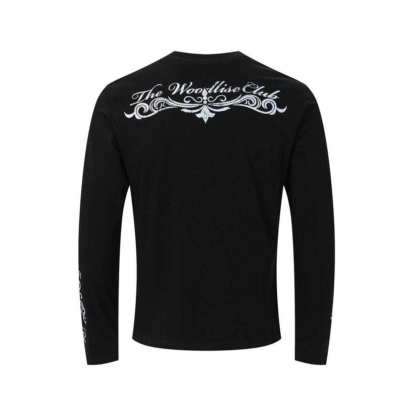Camiseta de manga larga con cruz de tachuelas y estampado de calaveras en las mangas