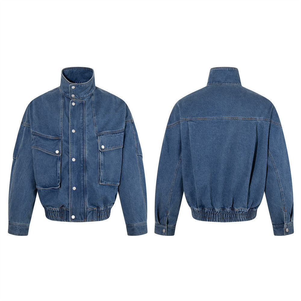 Blouson bomber cargo oversize homme en jean bleu délavé avec col montant et grandes poches plaquées sur la poitrine, vue de face et de dos
