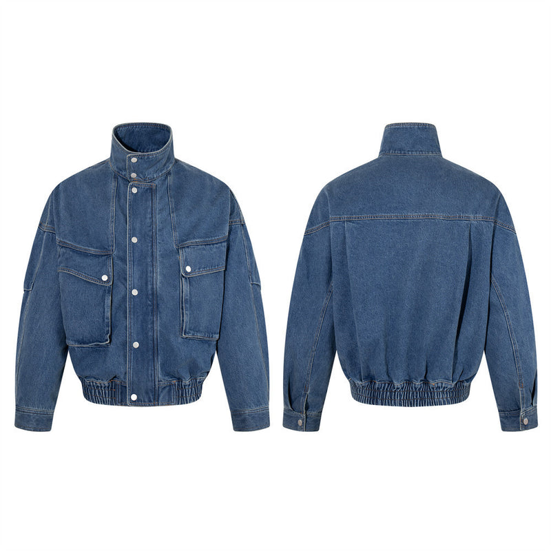 Blouson bomber cargo oversize homme en jean bleu délavé avec col montant et grandes poches plaquées sur la poitrine, vue de face et de dos