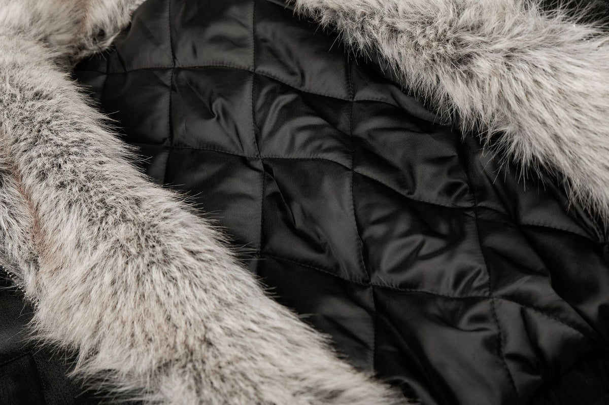 Schwarze Bomberjacke mit Wildlederoptik, Kunstpelzkragen und Wattierung im Biker-Stil