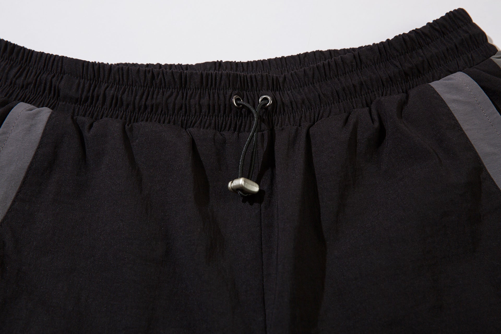 Herren-Trackpants mit kontrastierender Paspel und Colorblock-Seiteneinsätzen