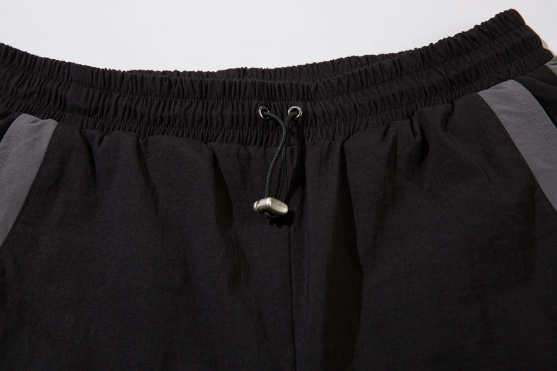 Herren-Trackpants mit kontrastierender Paspel und Colorblock-Seiteneinsätzen