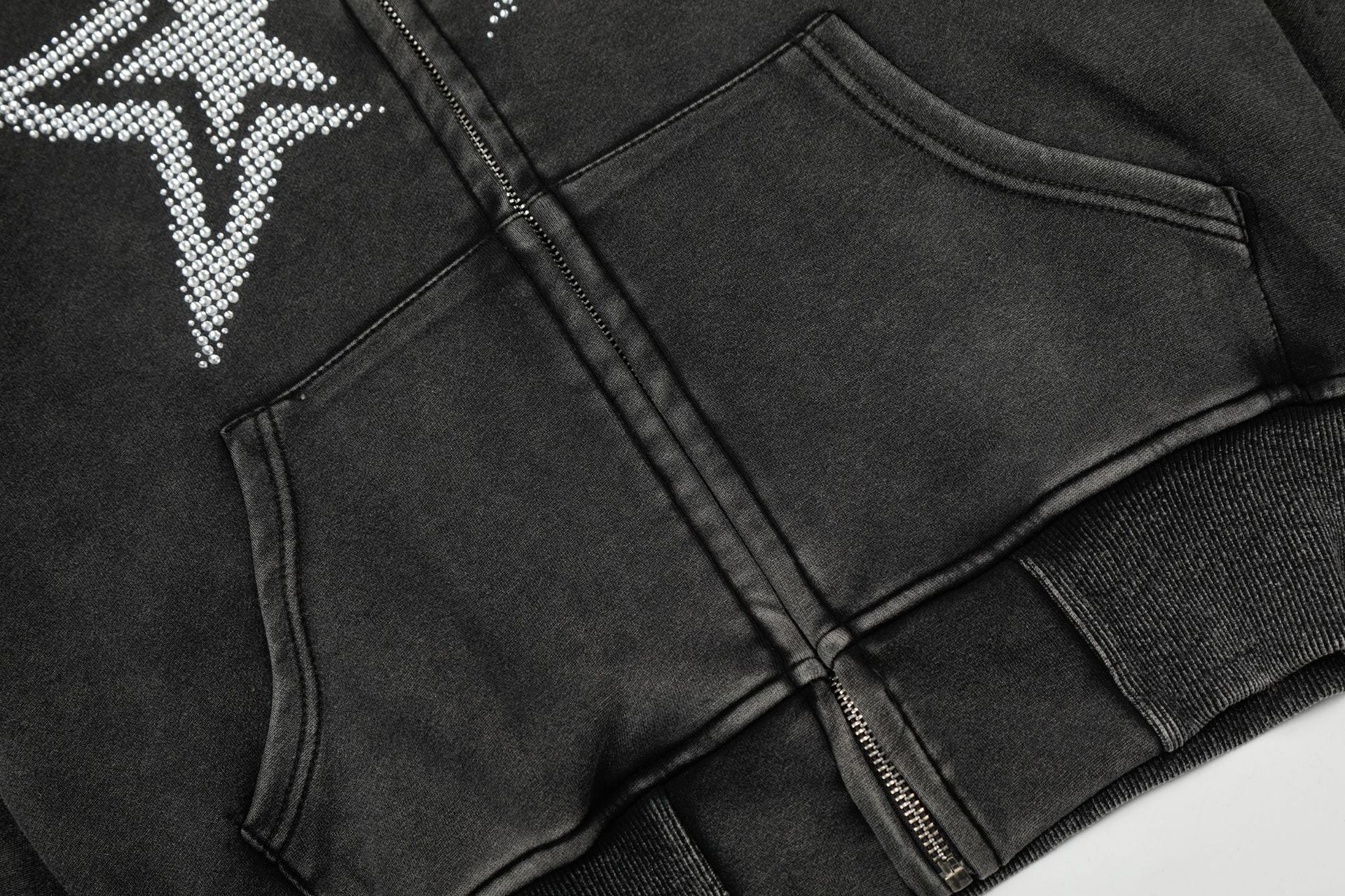 Sweat à capuche zippé Y2K délavé à l’acide avec étoiles doubles en strass – Coupe courte