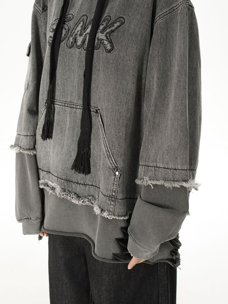 Sweat à capuche en denim délavé et déchiré – Broderie SMK, ourlet brut et détails usés