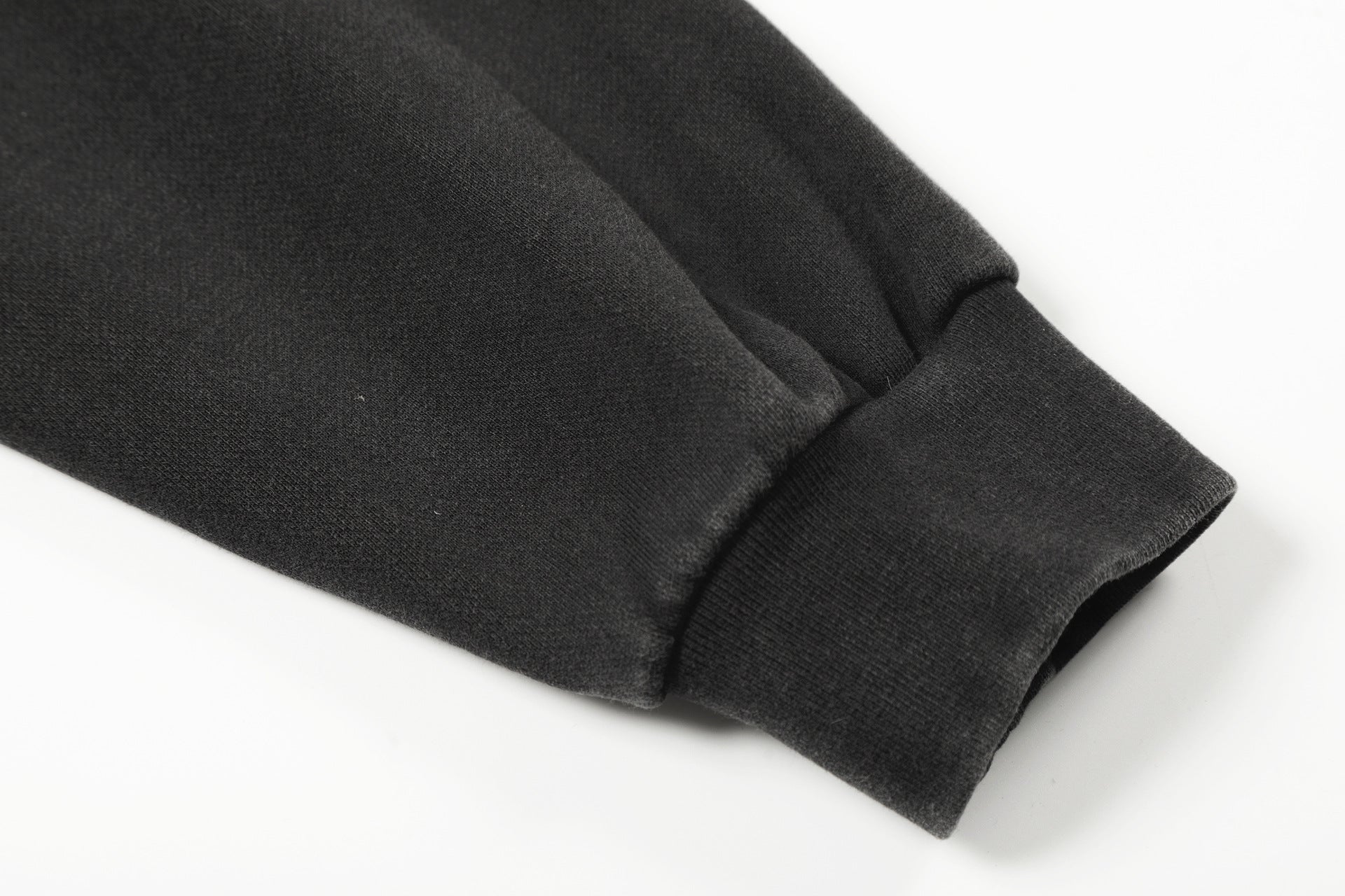 Hoodie noir zippé avec pointes métalliques et fini délavé — Streetwear heavy metal