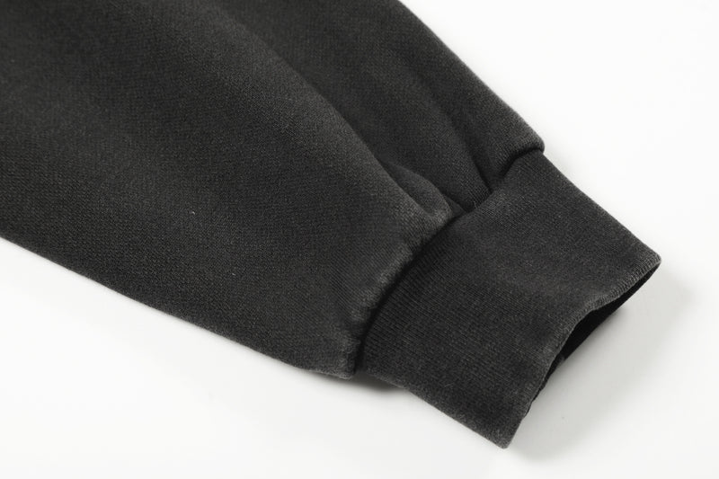 Hoodie noir zippé avec pointes métalliques et fini délavé — Streetwear heavy metal