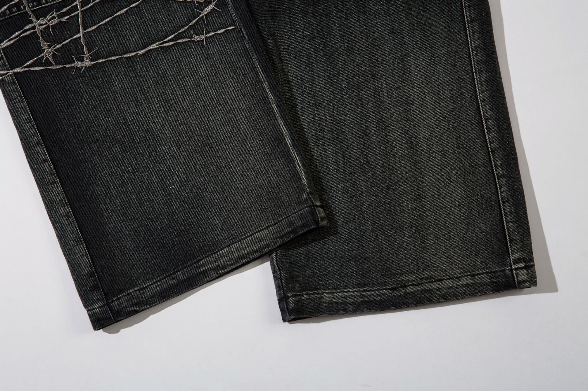 Wide-Leg Cargo Jeans with Barbed Wire Embroidery – Baggy Streetwear Denim