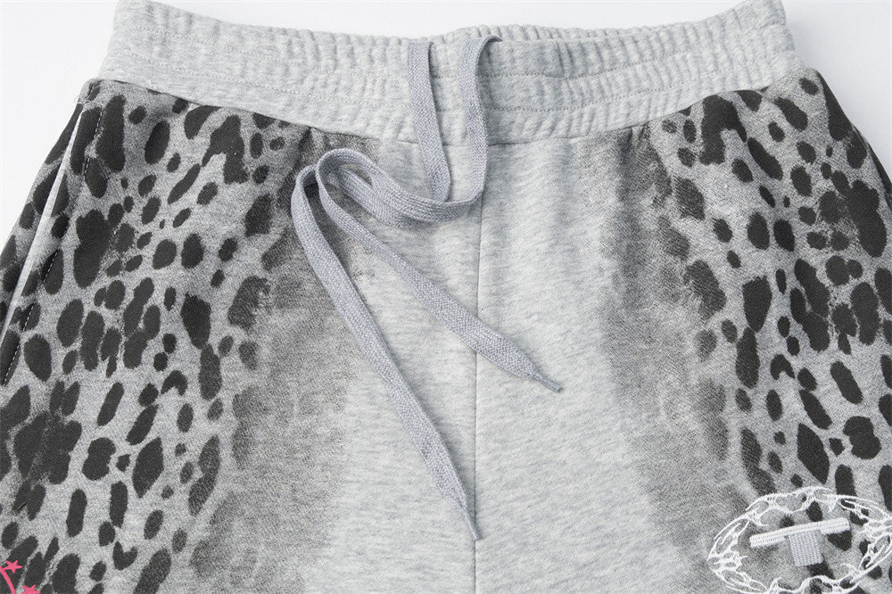 Pantalones de chándal punk de pierna ancha con estampado de leopardo degradado – Corte relajado para hombre