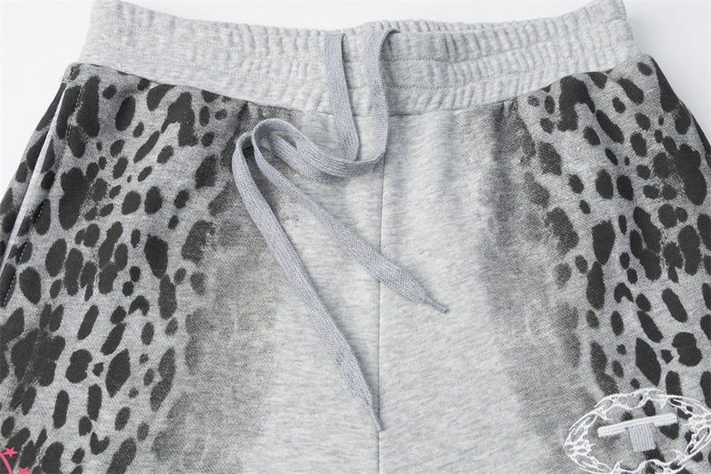 Pantalones de chándal punk de pierna ancha con estampado de leopardo degradado – Corte relajado para hombre