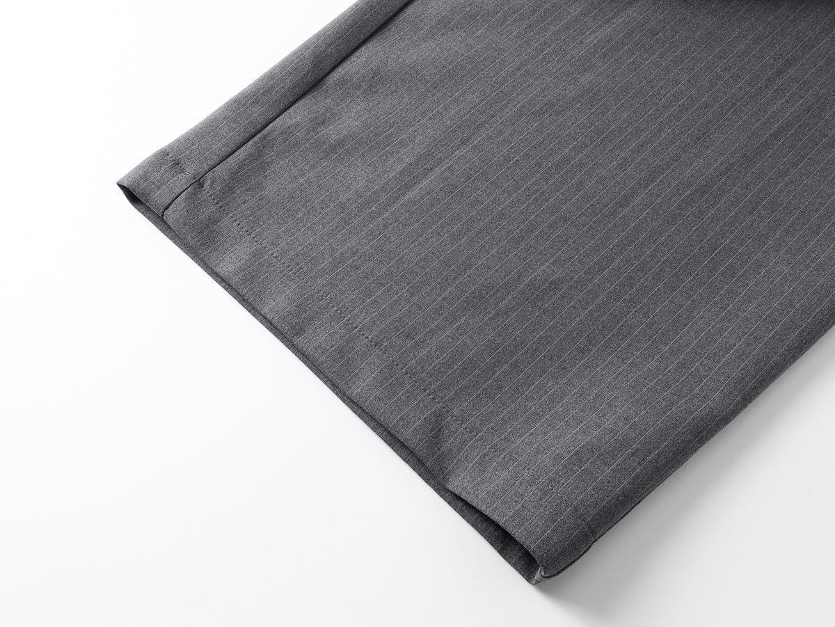 Graue Nadelstreifenhose mit weitem Bein, Bundfalten, doppeltem Bund und Pyramidennieten