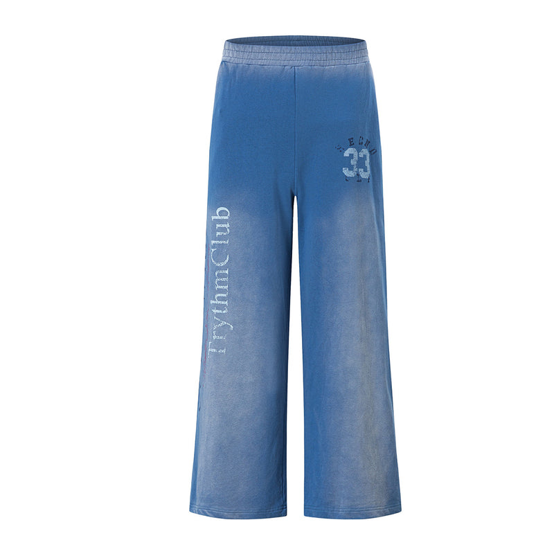Pantalon de survêtement à jambe large délavé à l’acide avec motif universitaire 33 effet usé et lettrage TrythmClub, en bleu délavé et rouge délavé