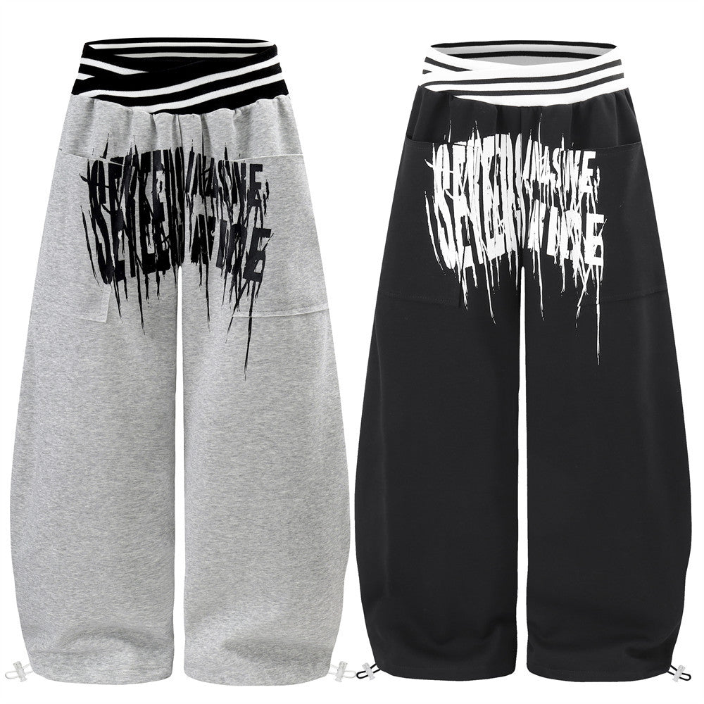 Pantalon de survêtement large à lettrage graffiti avec ceinture croisée contrastante à rayures