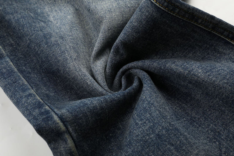 Jean baggy à jambes larges avec ourlet en fausse fourrure, poche à carreaux et broderie