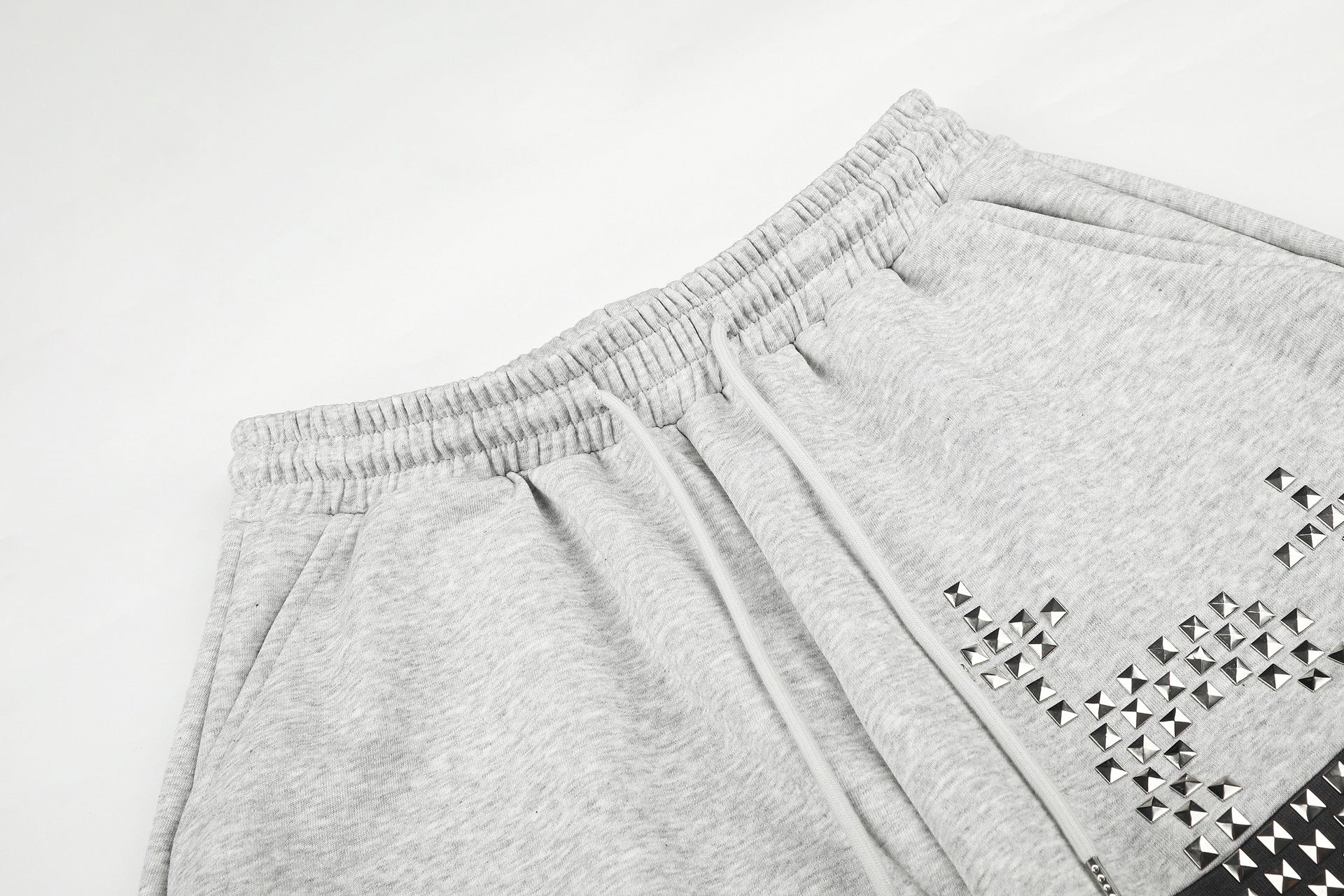 Gerade geschnittene Sweatpants – Colorblock-Baggy-Jogger mit Nieten-Grafik