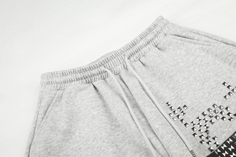 Gerade geschnittene Sweatpants – Colorblock-Baggy-Jogger mit Nieten-Grafik