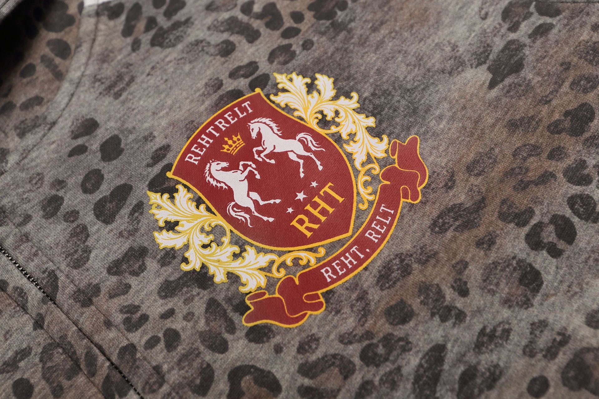 Leo-Print-Zip-Hoodie mit Streifenärmeln und Wappen-Grafik