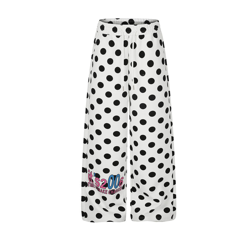 Weiße Wide-Leg-Sweathose mit schwarzem Punktemuster und Retro-Y2K-Grafik am linken Bein, Vorder- und Rückansicht