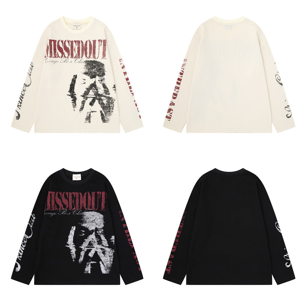 Oversized Waffel-Langarmshirt Savage Boss Club von Missedout mit Grafikprint in Schwarz und Off-White sowie Used-Porträtprint