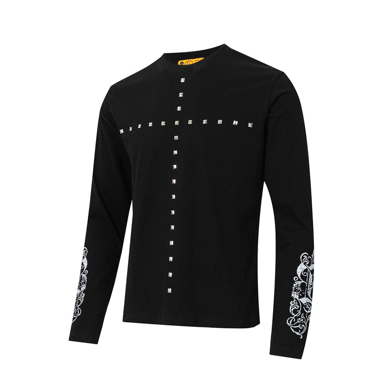 Camiseta de manga larga con cruz de tachuelas y estampado de calaveras en las mangas