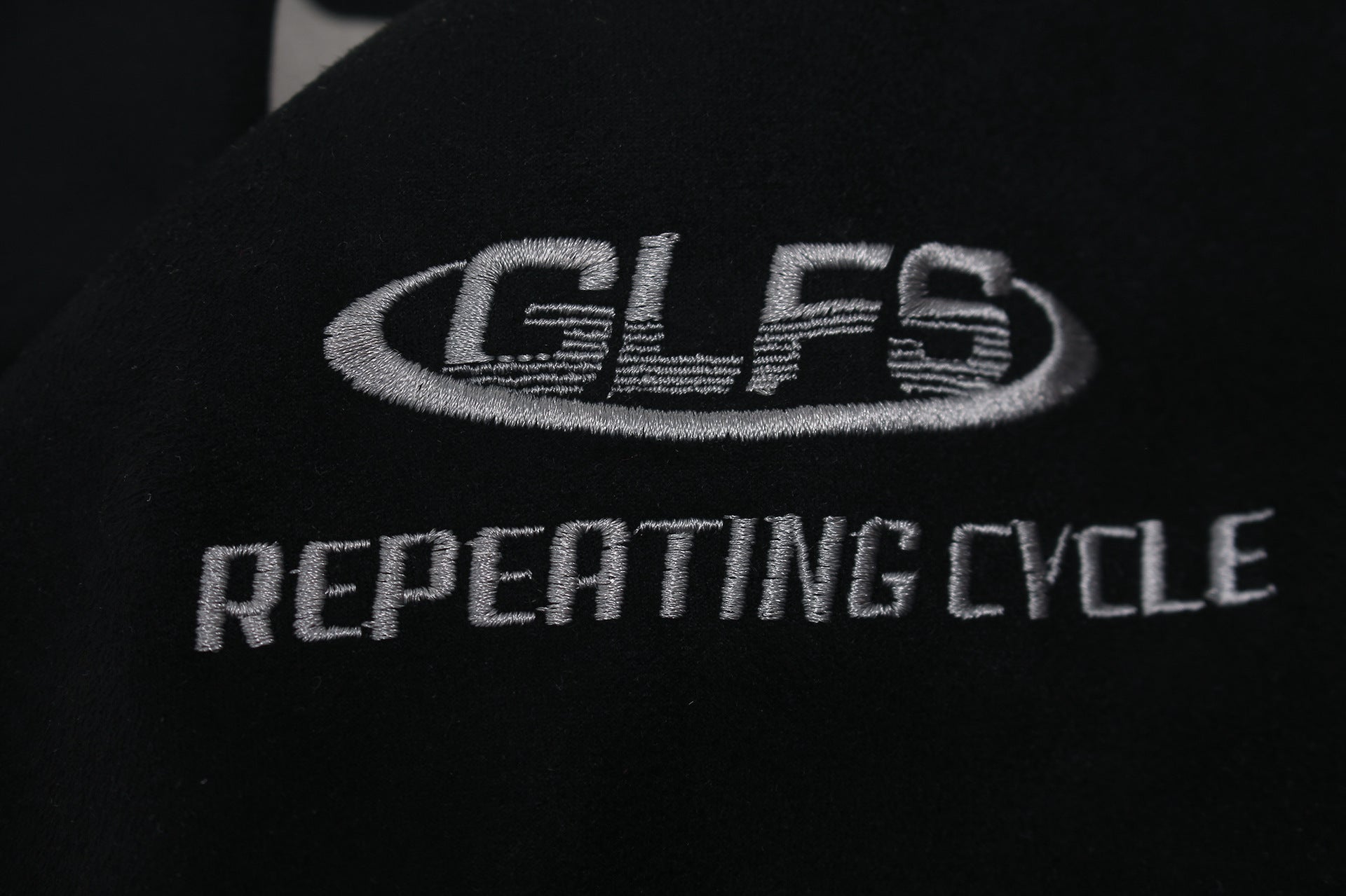 GLFS Colorblock-Langarmshirt mit wiederkehrendem Zyklusmotiv – Streetwear mit Kontrasteinsätzen