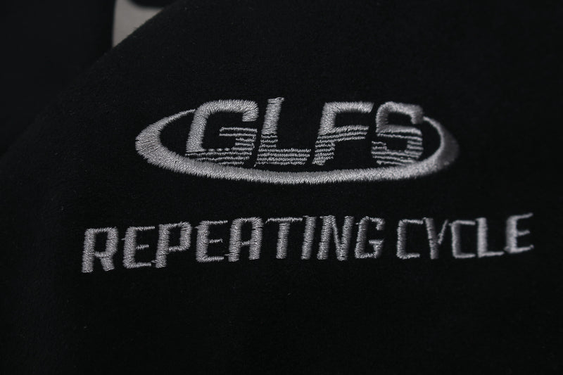 GLFS Colorblock-Langarmshirt mit wiederkehrendem Zyklusmotiv – Streetwear mit Kontrasteinsätzen