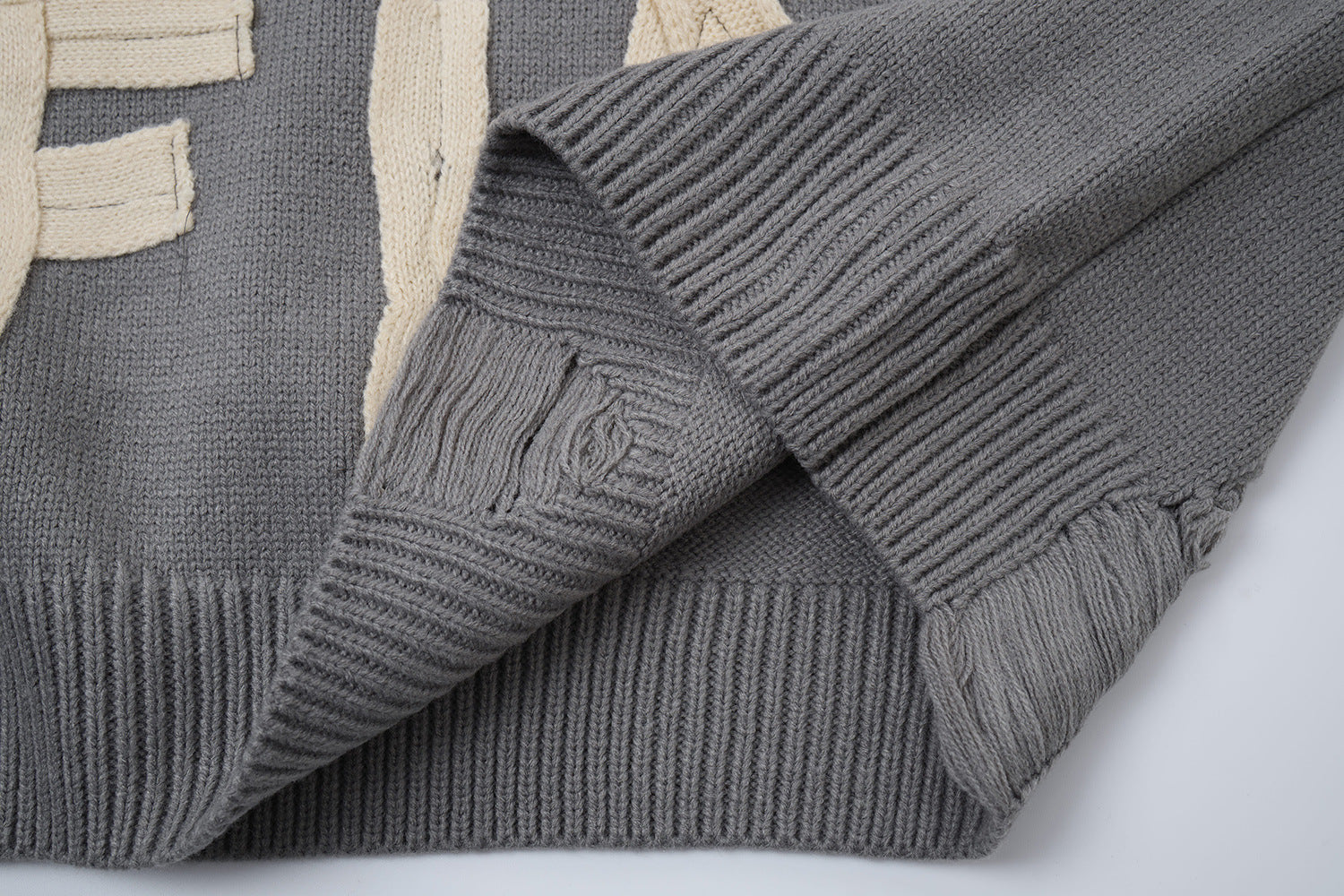 Pull col rond oversize en maille usée avec motif de lettres appliquées