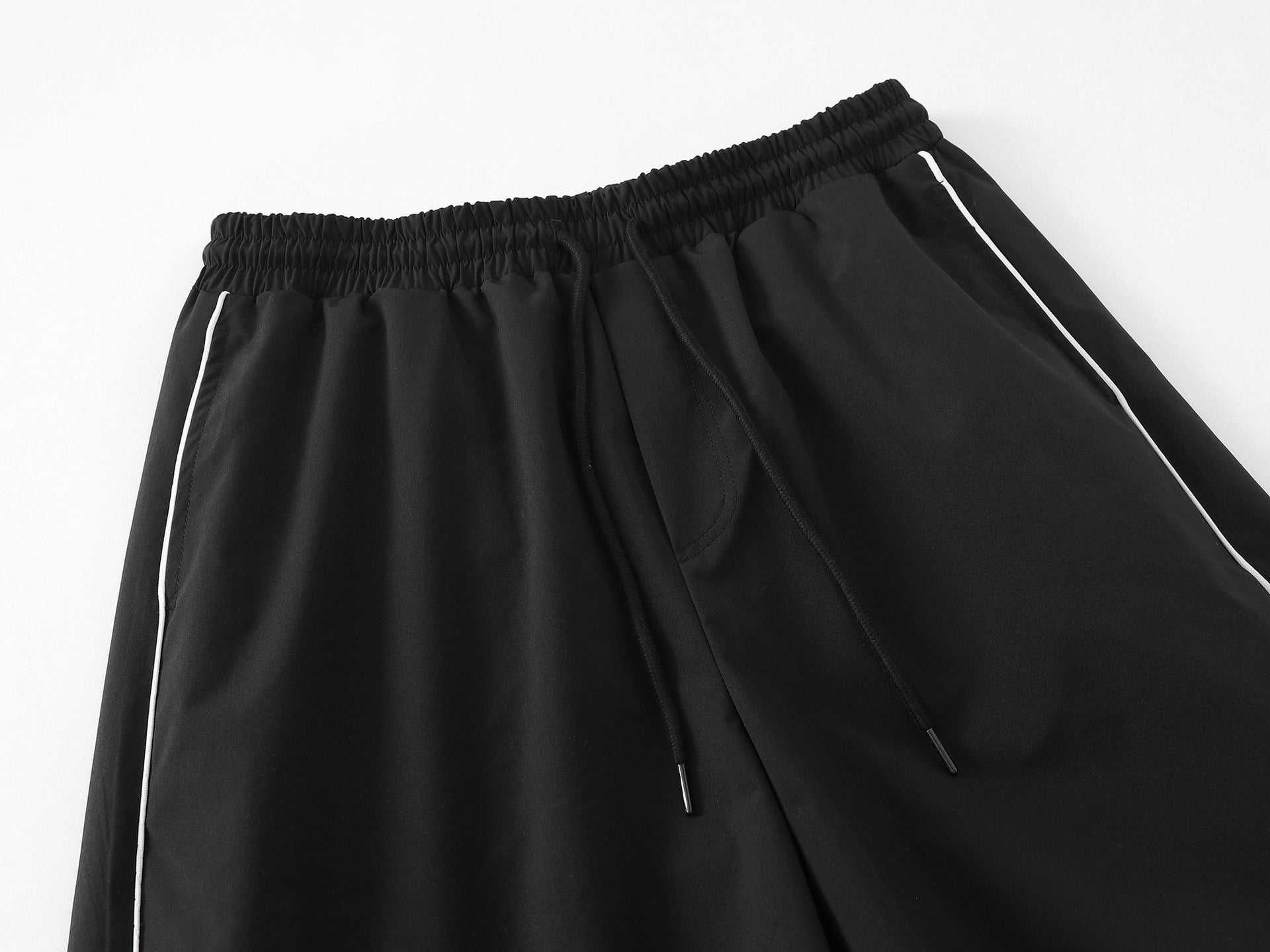 Herren-Trackpants mit kontrastierender Paspel und Colorblock-Seiteneinsätzen