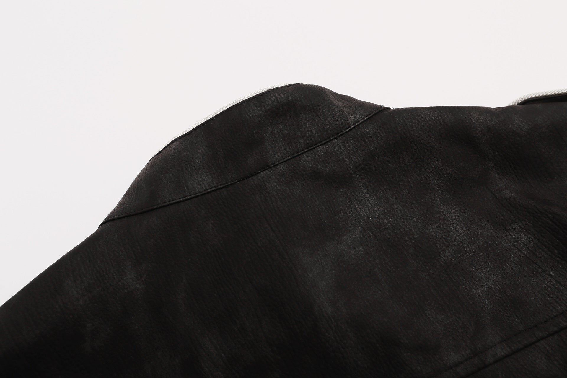 Jacke im Military-Stil aus besticktem PU-Leder – Schwarz, Used-Look und Stehkragen