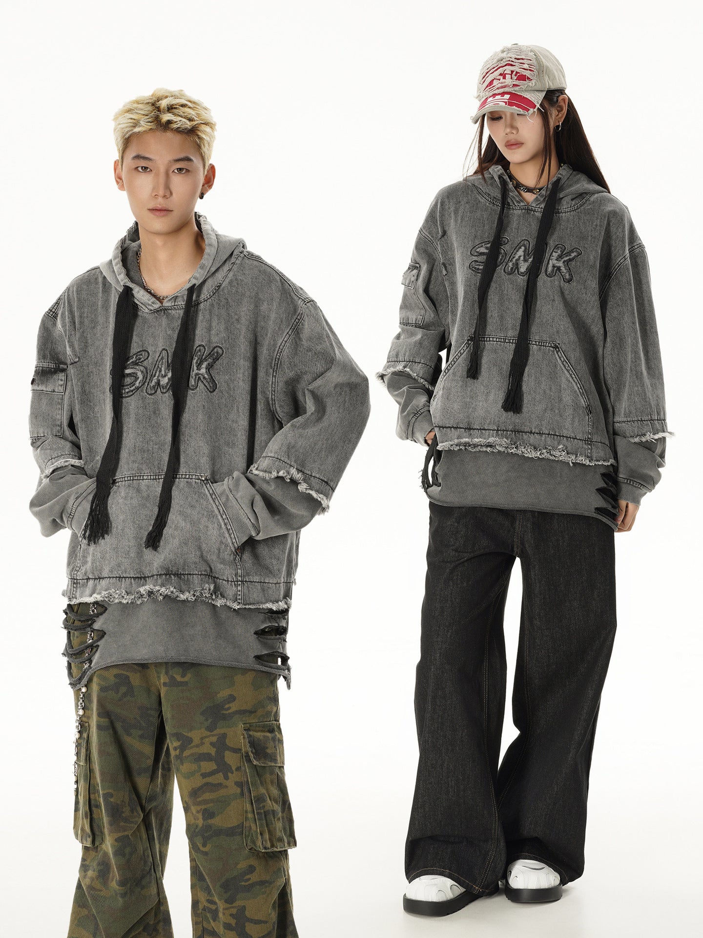 Sweat à capuche oversize en denim gris effet acid wash, broderie SMK sur la poitrine, ourlet brut effiloché et détails déchirés en échelle