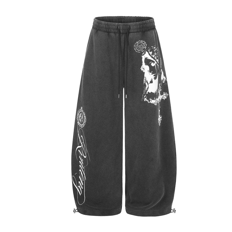 Pantalon de survêtement baggy à jambes larges avec portrait gothique de Madonna et inscription en gris anthracite délavé, vue de face