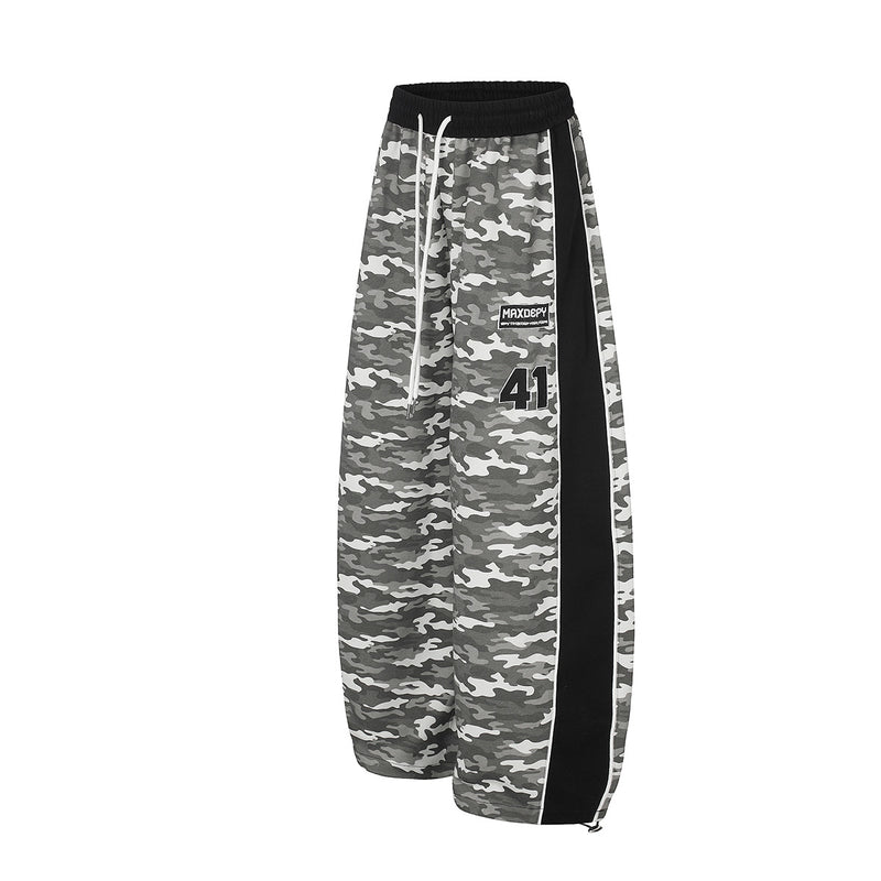 Pantalon de survêtement camouflage à jambes larges avec empiècements latéraux noirs et patch numéroté