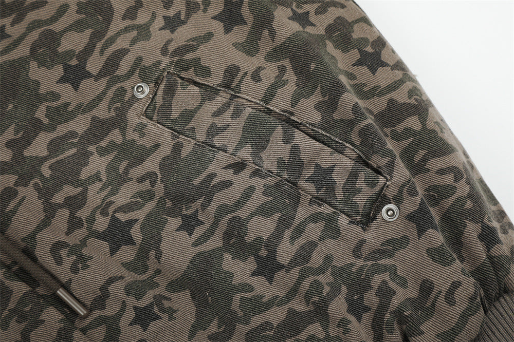 Bomber extragrande de camuflaje con estrellas, capucha de pelo sintético y acolchado – Streetwear